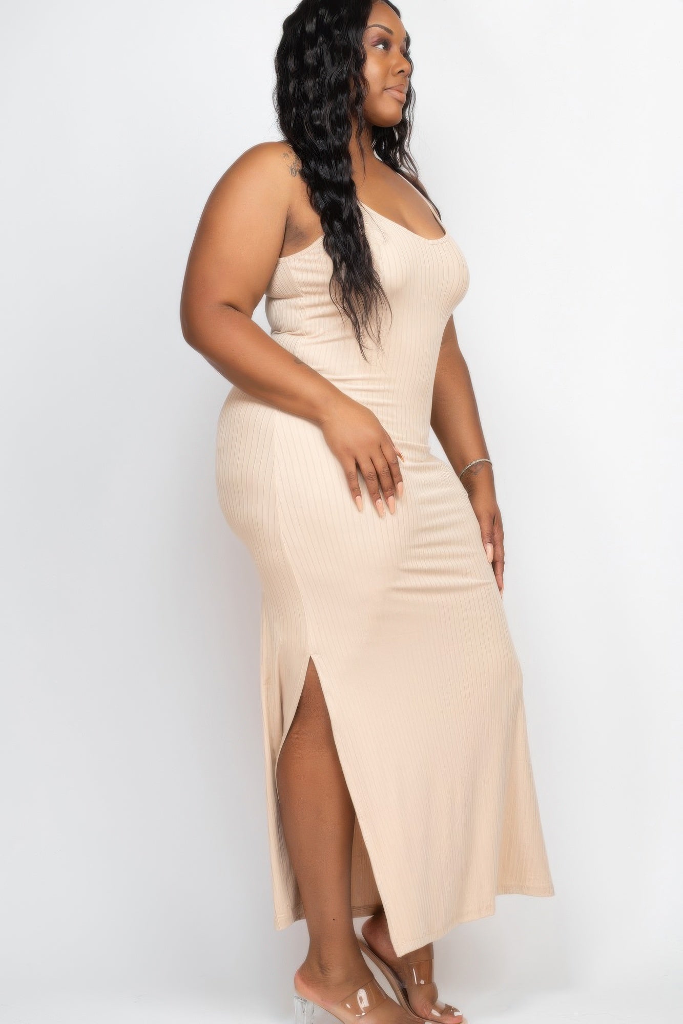 Plus size ribbed maxi dress featuring a side slit, showcasing a figure-flattering silhouette and comfortable fit.
